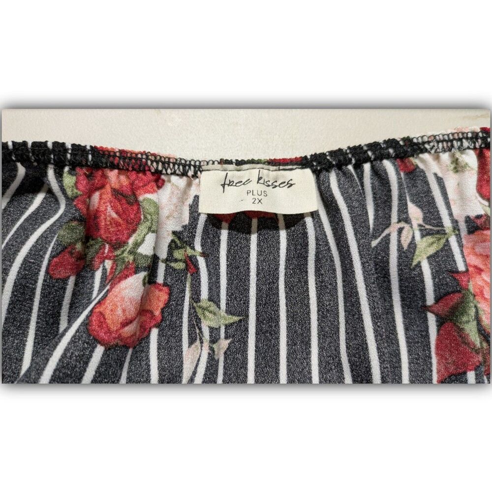 Free Kisses Floral Top with White Stripes Size Plus 2X - Picture 5 of 5
